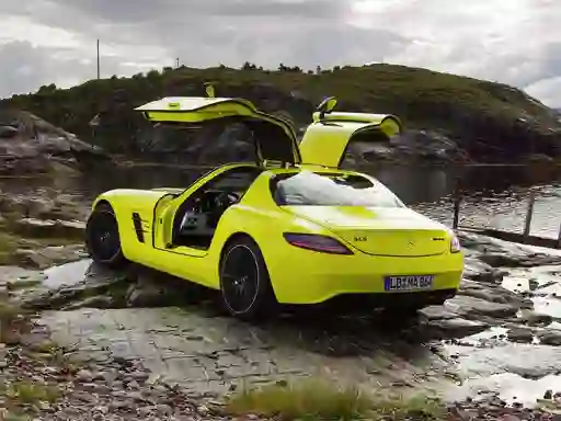 Игра Mercedes-Benz SLS E-Cell Puzzle онлайн